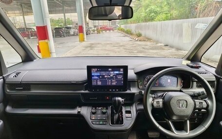 Honda Stepwgn, 2023 год, 2 500 000 рублей, 7 фотография