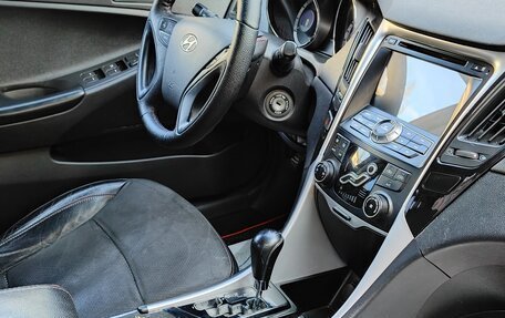 Hyundai Sonata VI, 2011 год, 950 000 рублей, 8 фотография