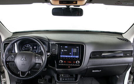 Mitsubishi Outlander III рестайлинг 3, 2022 год, 2 578 000 рублей, 10 фотография