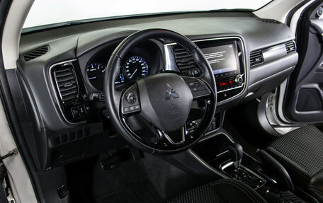 Mitsubishi Outlander III рестайлинг 3, 2022 год, 2 578 000 рублей, 19 фотография