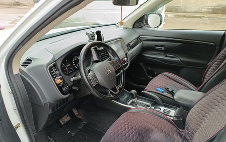 Mitsubishi Outlander III рестайлинг 3, 2021 год, 2 600 000 рублей, 5 фотография