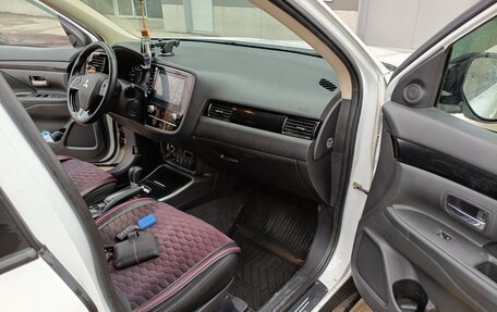 Mitsubishi Outlander III рестайлинг 3, 2021 год, 2 600 000 рублей, 8 фотография