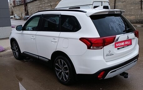 Mitsubishi Outlander III рестайлинг 3, 2021 год, 2 600 000 рублей, 3 фотография