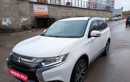 Mitsubishi Outlander III рестайлинг 3, 2021 год, 2 600 000 рублей, 10 фотография