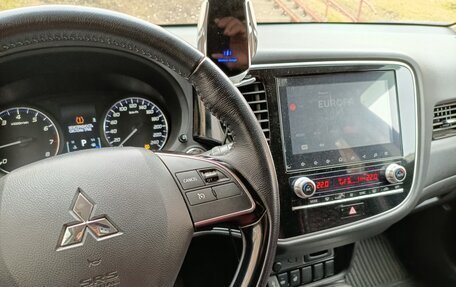 Mitsubishi Outlander III рестайлинг 3, 2021 год, 2 600 000 рублей, 14 фотография