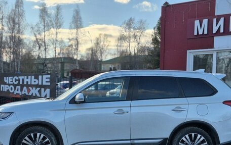 Mitsubishi Outlander III рестайлинг 3, 2019 год, 2 500 000 рублей, 2 фотография