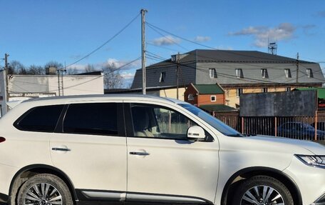 Mitsubishi Outlander III рестайлинг 3, 2019 год, 2 500 000 рублей, 6 фотография