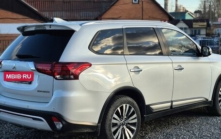 Mitsubishi Outlander III рестайлинг 3, 2019 год, 2 500 000 рублей, 5 фотография