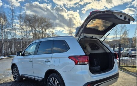 Mitsubishi Outlander III рестайлинг 3, 2019 год, 2 500 000 рублей, 9 фотография