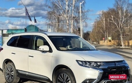 Mitsubishi Outlander III рестайлинг 3, 2019 год, 2 500 000 рублей, 7 фотография
