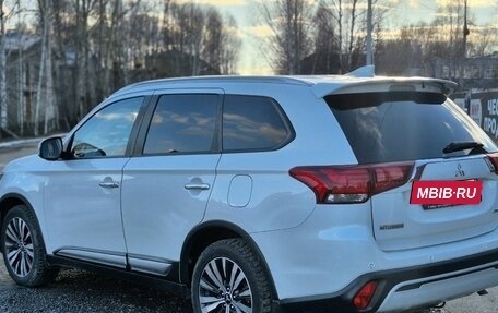 Mitsubishi Outlander III рестайлинг 3, 2019 год, 2 500 000 рублей, 3 фотография