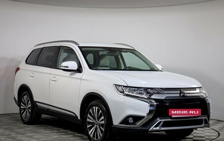 Mitsubishi Outlander III рестайлинг 3, 2019 год, 2 199 000 рублей, 3 фотография