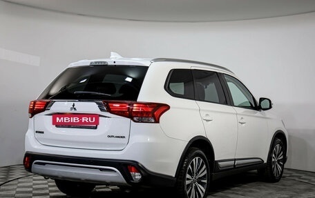 Mitsubishi Outlander III рестайлинг 3, 2019 год, 2 199 000 рублей, 5 фотография