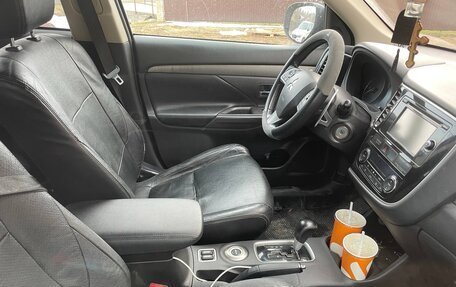 Mitsubishi Outlander III рестайлинг 3, 2014 год, 1 300 000 рублей, 2 фотография