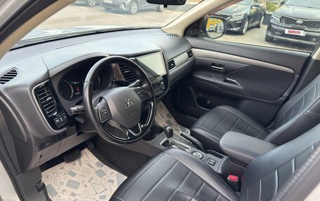 Mitsubishi Outlander III рестайлинг 3, 2016 год, 1 590 000 рублей, 10 фотография