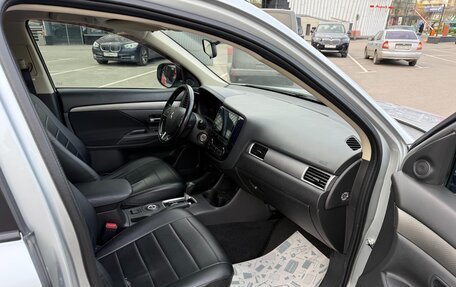 Mitsubishi Outlander III рестайлинг 3, 2016 год, 1 590 000 рублей, 12 фотография