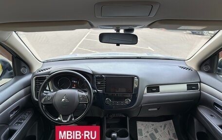Mitsubishi Outlander III рестайлинг 3, 2016 год, 1 590 000 рублей, 11 фотография