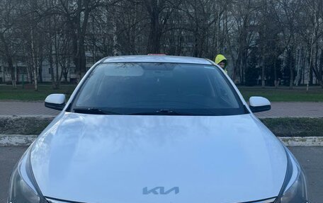 KIA Rio IV, 2021 год, 1 050 000 рублей, 1 фотография