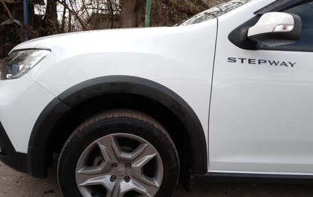 Renault Logan II, 2022 год, 1 300 000 рублей, 2 фотография