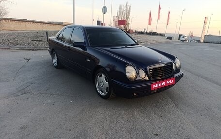 Mercedes-Benz E-Класс, 1999 год, 600 000 рублей, 2 фотография