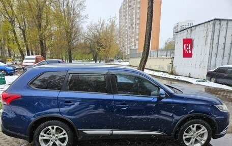 Mitsubishi Outlander III рестайлинг 3, 2015 год, 1 700 000 рублей, 10 фотография