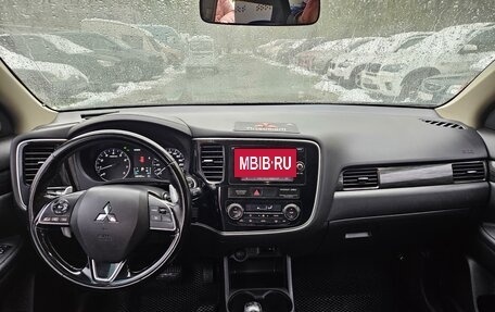 Mitsubishi Outlander III рестайлинг 3, 2015 год, 1 700 000 рублей, 15 фотография