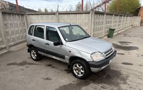 Chevrolet Niva I рестайлинг, 2004 год, 129 000 рублей, 2 фотография