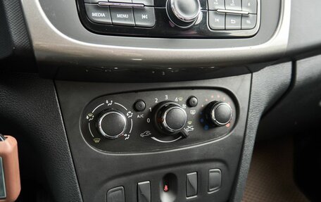 Renault Logan II, 2019 год, 968 000 рублей, 10 фотография