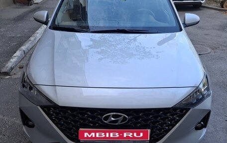 Hyundai Solaris II рестайлинг, 2021 год, 1 350 000 рублей, 1 фотография