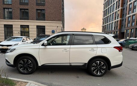 Mitsubishi Outlander III рестайлинг 3, 2022 год, 2 790 000 рублей, 3 фотография