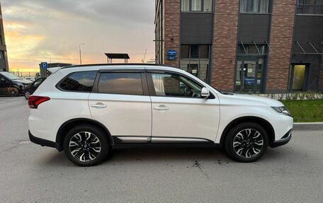 Mitsubishi Outlander III рестайлинг 3, 2022 год, 2 790 000 рублей, 5 фотография