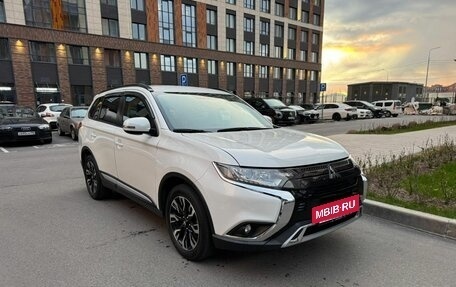 Mitsubishi Outlander III рестайлинг 3, 2022 год, 2 790 000 рублей, 4 фотография