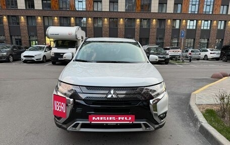 Mitsubishi Outlander III рестайлинг 3, 2022 год, 2 790 000 рублей, 2 фотография