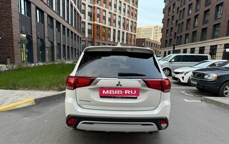 Mitsubishi Outlander III рестайлинг 3, 2022 год, 2 790 000 рублей, 6 фотография