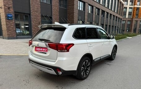 Mitsubishi Outlander III рестайлинг 3, 2022 год, 2 790 000 рублей, 7 фотография