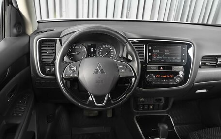 Mitsubishi Outlander III рестайлинг 3, 2019 год, 2 574 000 рублей, 13 фотография