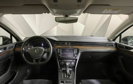 Volkswagen Passat B8 рестайлинг, 2015 год, 2 095 000 рублей, 13 фотография