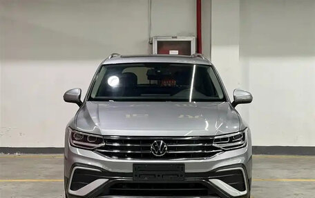 Volkswagen Tiguan II, 2023 год, 2 273 000 рублей, 3 фотография