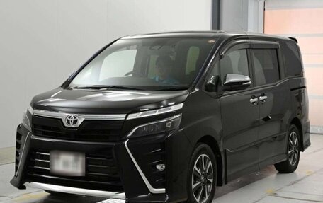 Toyota Voxy III, 2021 год, 1 954 000 рублей, 1 фотография