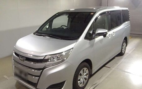 Toyota Noah III, 2021 год, 1 995 000 рублей, 1 фотография
