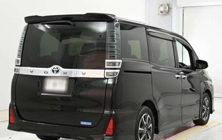 Toyota Voxy III, 2021 год, 1 954 000 рублей, 2 фотография