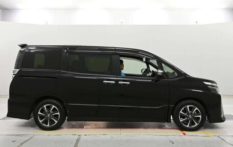 Toyota Voxy III, 2021 год, 1 954 000 рублей, 3 фотография