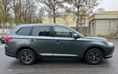 Mitsubishi Outlander III рестайлинг 3, 2018 год, 1 800 000 рублей, 3 фотография