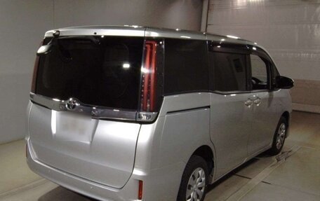 Toyota Noah III, 2021 год, 1 995 000 рублей, 2 фотография