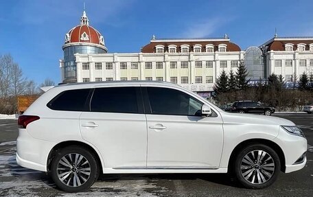 Mitsubishi Outlander III рестайлинг 3, 2022 год, 1 740 000 рублей, 4 фотография