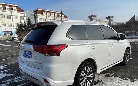 Mitsubishi Outlander III рестайлинг 3, 2022 год, 1 740 000 рублей, 5 фотография