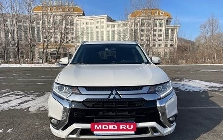 Mitsubishi Outlander III рестайлинг 3, 2022 год, 1 740 000 рублей, 2 фотография