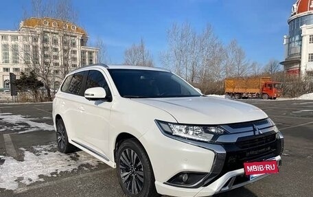 Mitsubishi Outlander III рестайлинг 3, 2022 год, 1 740 000 рублей, 3 фотография