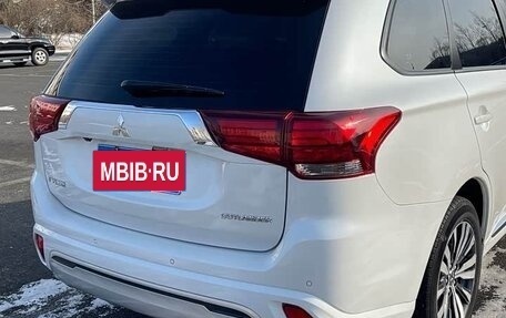 Mitsubishi Outlander III рестайлинг 3, 2022 год, 1 740 000 рублей, 6 фотография