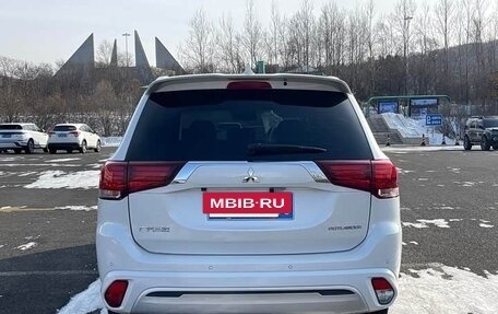 Mitsubishi Outlander III рестайлинг 3, 2022 год, 1 740 000 рублей, 7 фотография